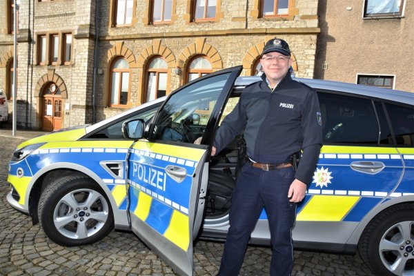 Polizeioberkommissar Torsten „Toto" Thomae-Krause hat seinen Dienst in der Bergstadt vor einem Jahr angetreten. - © Karin Prignitz