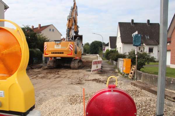 Von der Brücke bis zur Kreuzung Friedrich-Petri-Straße sind die Arbeiten in der Waldenburger Straße voran gekommen. - © Cordula Gröne