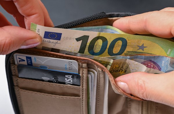 Insgesamt werden die Bürgerinnen und Bürger 2025 um rund sieben Milliarden Euro entlastet. - © Patrick Pleul/dpa-Zentralbild/dp
