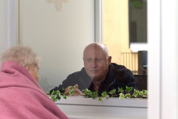 So kommt man sich gefahrlos näher – am Hermannshof in Horn-Bad Meinberg steht eine kleines Häuschen. Drinnen treffen sich Angehörige und Heimbewohner. Das Angebot wird sehr gut angenommen.  - © Axel von Hagen