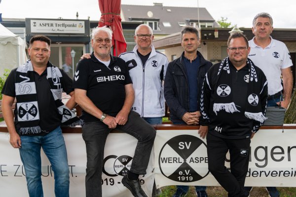 Vorfreude: Dieter Pokroppa freut sich mit seinen Vereinsfreunden riesig auf das Pokalspiel in Münster. Das Foto zeigt v.l.: Christian Hinzman (Trainer Jugend), Dieter Pokroppa (Platzkassierer), Markus Scholten (Vorstand), Harun Siviloglu (Abteilungsleiter Senioren), Andreas Hennemeier (Trainer U19) und Feyhan Karadeniz (Vorstand). - © EGON PENNER