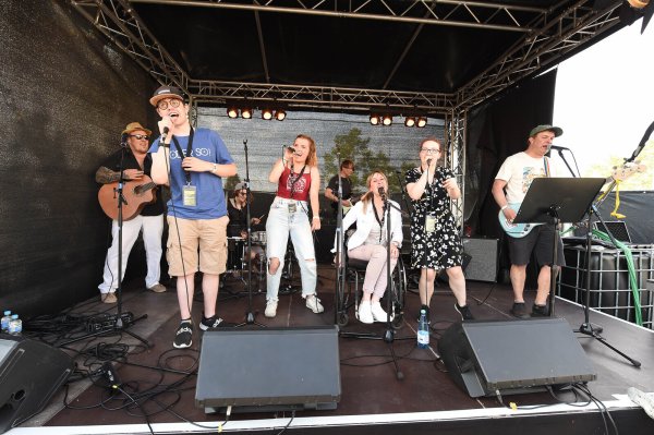 Die Bethel-Band "Oder so" hat ihr neues Album auf den Markt gebracht. Am Sonntag stellen die Musikerinnen und Musiker es live im "Forum" in Bielefeld vor. - © Christian Weische