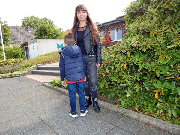 Claudia Lerose-Melicchio steht mit ihrem Sohn vor dem Familienzentrum. Am Montag hat das Jugendamt des Kreises Lippe zugestimmt, den Jungen noch ein weiteres Jahr in der Kita zu lassen - nach monatelanger Weigerung. - © Gunter Held