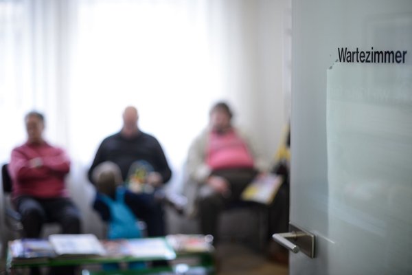 Immer wieder kommt es auch in lippischen Arztpraxen zu Konflikten zwischen Patienten und Mitarbeitern. - © Sina Schuldt/dpa
