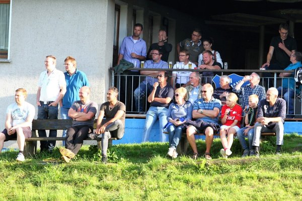 Das Bild aus dem Jahr 2017 zeigt einige Zuschauer vor dem Sporthaus in Westorf. Mit finanzieller Unterstützung der Gemeinde sollen hier Dachrinnen und Fallrohre erneuert werden. - © Archivfoto: Jörg Hagemann