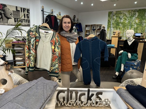 Heinke Grundmann setzt in ihrem Bekleidungsgeschäft "Liebling´s Teil" auf nachhaltige Mode. - © Sandra Castrup