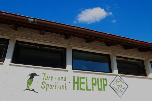 Seit mehr als zwei Jahrzehnten ist der schlechte Zustand des Sporthauses in Helpup allgemein bekannt. Sämtliche Parteien fordern schon langen einen Neubau für Duschen und Umkleiden. - © Archiv Knut Dinter