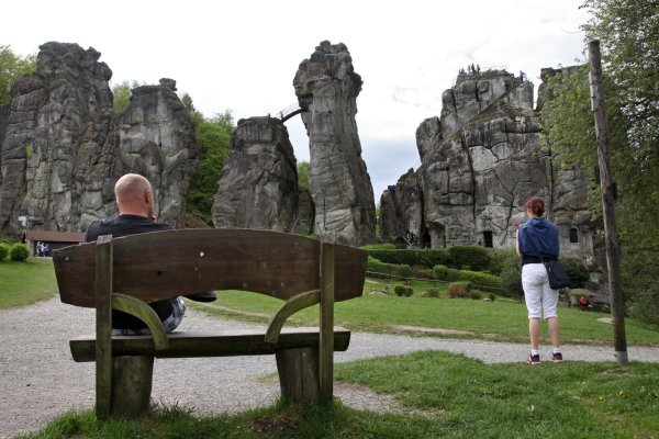 An den Externsteinen kreuzen sich zwei Fernwanderwege und die B1. Das mache die Stadt quasi zum "Herzen Europas" und lasse sich prima vermarkten, findet Prof. Dr. Klaus Schafmeister. - © Archivfoto: Bernhard Preuss