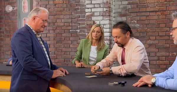 Verkauft: Der Rietberger Heiko Thieme (links) nimmt das Geld von Händler Wolfgang Pauritsch (rechts) entgegen. - © Screenshot/ZDF Mediathek