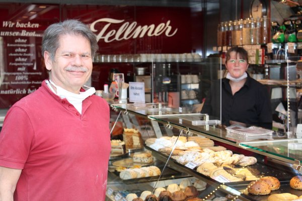 Bäckermeister Udo Fellmer ist zuversichtlich und hofft, bald auch den Café-Betreib wieder starten zu können. Auch Mitarbeiterin Petra Venghuas (im Hintergrund) würde sich darüber freuen. - © Sandra Castrup