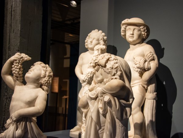 Frühling, Sommer, Herbst und Winter - verewigt in Carrara-Marmor. Diese Statuen fertigte Hermannsdenkmal-Erbauer Ernst von Bandel zwischen 1843 und 1854. Jetzt sind sie im Lippischen Landesmuseum zu sehen. - © Raphael Bartling