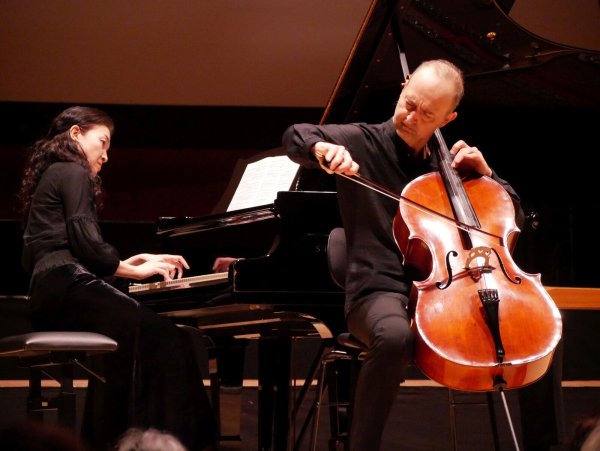 Hommage an Ugorski in leidenschaftlicher Expressivität. Der Cellist Grigory Alumyan und Rinko Hama harmonieren im perfekten Zusammenspiel in der Sonate für Violoncello und Klavier d-Moll op. 40 von Dmitri Schostakowitsch. - © Thomas Krügler