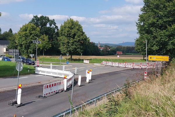 Ist ab Montag ganz zu: Die Abfahrt von der Ostwestfalenstraße zum Steinheimer Krankenhaus. - © Straßen NRW