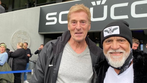Uli Stein (l.) und Schlagerstar Nino de Angelo sind gemeinsam zum Spiel der Arminia gegen Schalke 04 gekommen. - © Wolfgang Rudolf