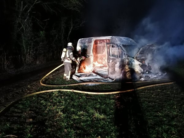 Anwohner entdeckten den Lieferwagen. - © Freiwillige Feuerwehr Lage