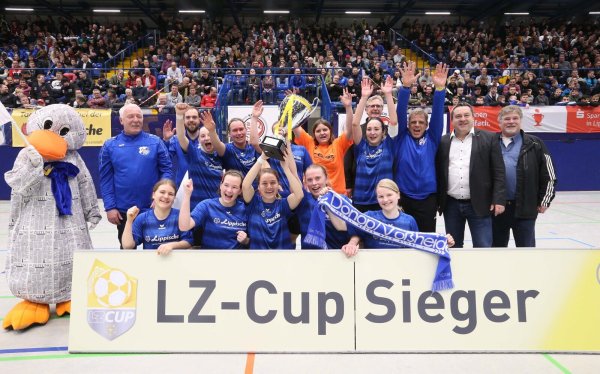 Die Damen des FC Donop-Voßheide holten den LZ-Cup zuletzt 2020, danach fiel das Turnier dreimal aus. Erste Gratulanten waren Landrat Dr. Axel Lehmann (Zweiter von rechts) und Lemgos FuL-Kreisvorsitzender Werner Fritzensmeier (rechts). Noch heute im Team stehen die verletzte Melanie Gutsch (hinten links), Torhüterin Annika Schlosser, Charlotte Meier (vorne links) und Lara Richts (hält den Pokal). - © Paul Cohen