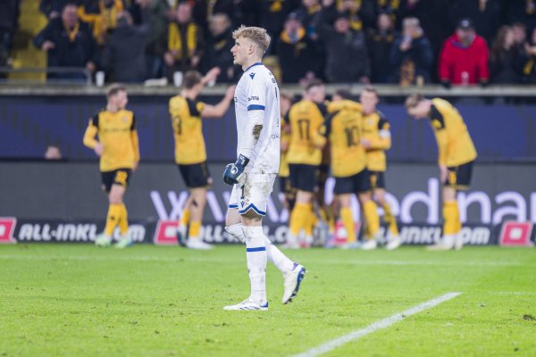 Während die Profis von Dynamo Dresden den Treffer zum 1:0 bejublen, ist Arminia-Keeper Jonas Kersken bedient. - © IMAGO/Jan Huebner