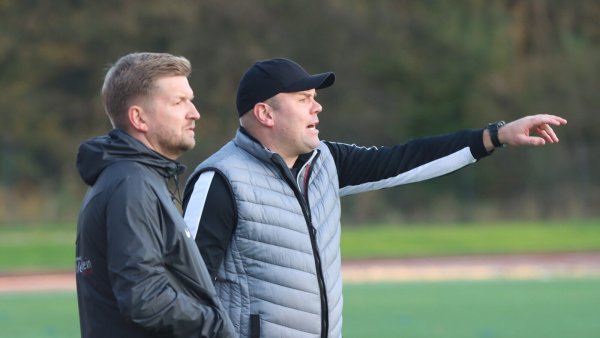 Andre Schröder und Markus Rüschenpöhler (dahinter) geben seit Saisonbeginn gemeinsam die Richtung am Werresportplatz vor. - © Sebastian Lucas