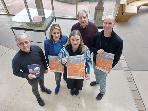 Das Programm zur Themenreihe „80 Jahre Kriegsende“ präsentieren (von links) Pfarrer Andreas Gronemeier (Evangelisch-reformierte Kilianskirche Schötmar), Désirée Solle (Leitung Volkshochschule), Sonja Beinlich (Leitung Stadtarchiv), Dr. Stefan Wiesekopsieker (Heimat- und Verschönerungsverein Bad Salzuflen) und Stephan Otters (Leitung Musikschule). - © Stadt Bad Salzuflen