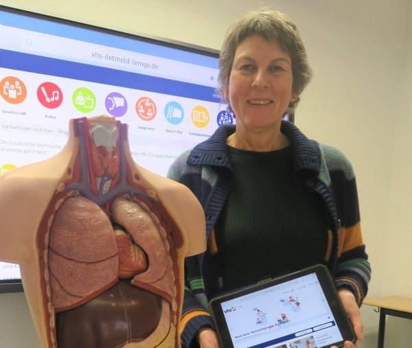 Petra Kriesel koordiniert die Schulabschlusslehrgänge an der VHS Detmold-Lemgo und beantwortet Fragen. - © VHS Detmold-Lemgo