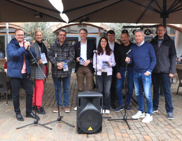Freuen sich auf fünf Live-Konzerte auf dem Marktplatz: Lemgo Marketing-Geschäftsführer Wolfgang Jäger (2. von rechts) mit Vertretern der Sponsoren. - © Lemgo Marketing