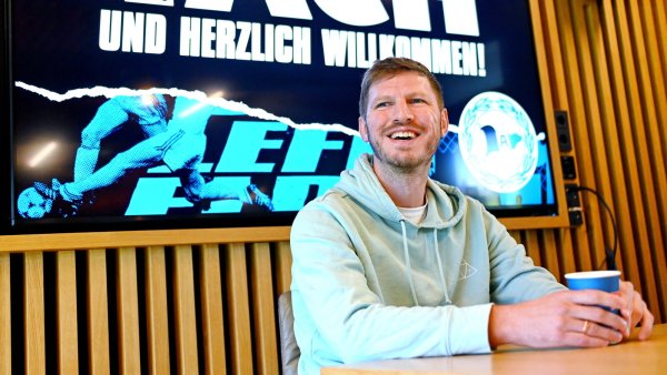 Gut gelaunt vor seinem Abschiedsspiel: Fabian Klos (36) kehrt noch ein letztes Mal auf den Alm-Rasen zurück. - © Barbara Franke