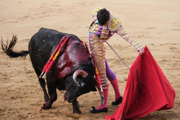 Der Torero Tristán Barroso bei einem Stierkampf am 7. April 2024 in Madrid. - © picture alliance / Sipa USA