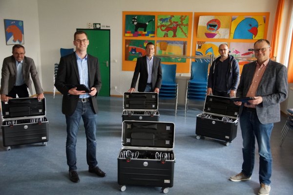 Freuen sich über die digitalen Endgeräte für den Unterrichtseinsatz im Gymnasium: Bürgermeister Matthias Kalkreuter (2. von links) und Schulleiter des Gymnasiums Lage, Michael Krügermeyer-Kalthoff (ganz rechts), zusammen mit Fachbereichsleiter Schule, Sport, Kultur, Jugend und Soziales, Klaus Landrock (links), Fachteamleiter Organisation, IT, Peter Bergmann (3. von rechts) und Ruwim Schulz (2. von rechts) vom Fachteam IT der Stadt Lage - © Stadt Lage