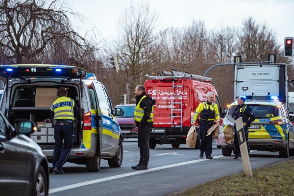 Die Polizei untersucht die Unfallstelle. - © FreitagTV