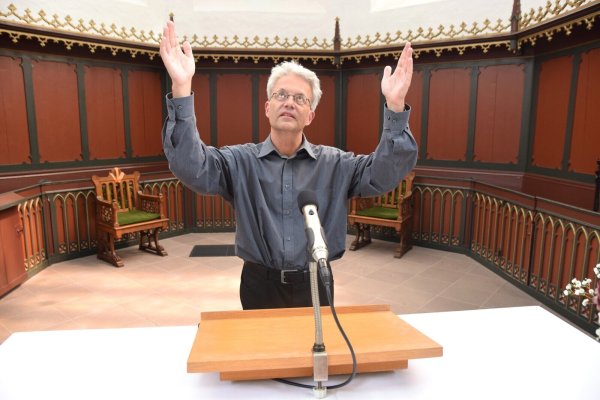 Uwe Sundermann beherrscht die Gebärdensprache. In der Alexanderkirche nutzt er sie beim Vaterunser und dem Glaubensbekenntnis. Gottesdienste für Gehörlose bietet er jeweils am dritten Sonntag im Monat in Detmold an. Fotos: Karin Prignitz - © Karin Prignitz