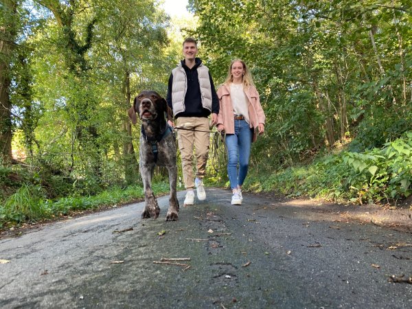 Auf dem Weg ins neue Zuhause: Hunde-Opi Knut, dessen altes Herrchen wegen Totschlags eine neunjährige Haftstrafe verbüßt, darf sich auf seine neue Heimat in Ostenfelde wohnen. Jannika Haase und Moritz Stang haben den Deutsch Drahthaar-Rüden ins Herz geschlossen und nehmen ihn bei sich auf. - © Christian Bröder