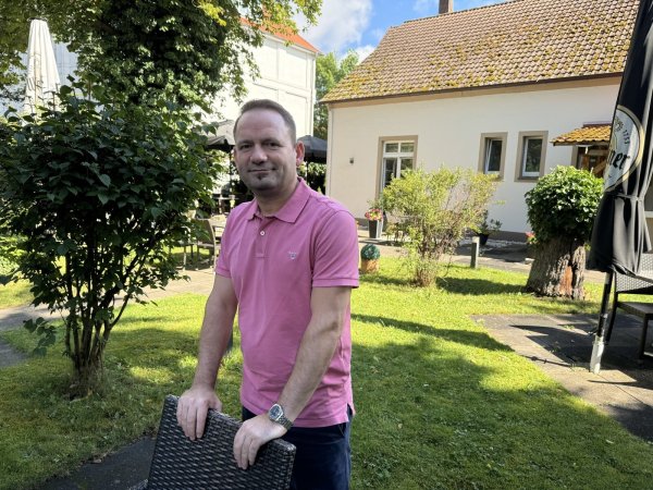 Dritan "Adriano" Jaku ist auf seinen großen Biergarten und den eigenen Kräuteranbau sehr stolz. - © Sandra Castrup