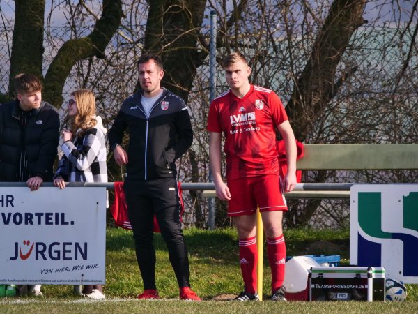 Fiebern dem Finale entgegen: Extertals Trainer Thomas Elsner und sein Spieler Joris Jabke (rechts). - © Jörg Hagemann