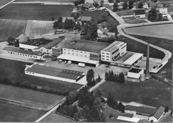 Der Landwehr-Komplex in Breitenheide im Jahr 1977 aus der Vogelperspektive. Damals wurde der 50. Geburtstag der Fleischwarenfabrik gefeiert. - © Firmenarchiv Landwehr