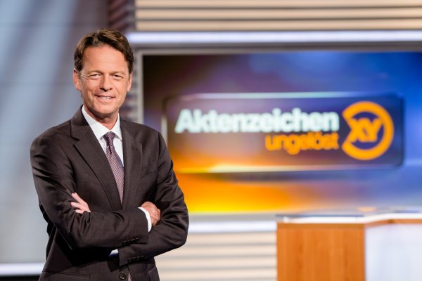 Moderator Rudi Cerne moderiert die Fahndungssendung, die schon seit 1967 im ZDF läuft. - © ZDF/Nadine Rupp.