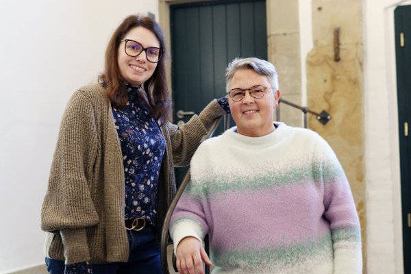 Birte Schilling (links) leitet die FASD-Selbsthilfegruppe in Porta Westfalica. Sie unterstützt Ines Lübbert dabei, in Kontakt mit anderen Menschen mit FASD zu kommen. MT-Foto: Alex Lehn - © Doris Christoph