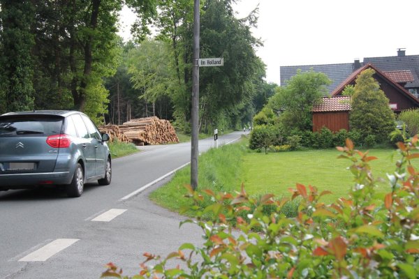 Auf dem langen Teilstück der Ohrser Straße bis zur Ehlenbrucher Straße soll laut der Straßenverkehrsbehörde des Kreises Lippe auch künftig keine Ausschilderung mit Tempo 30 erfolgen. - © Cordula Gröne(LZ)