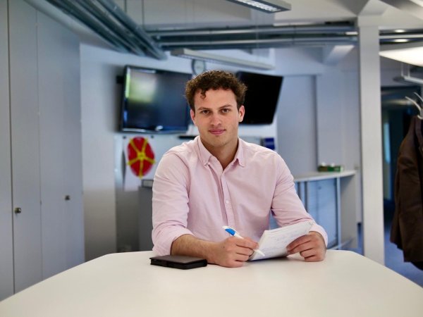 LZ-Volontär Kyrill von Matuschka ist für eine Bezahlkarte für Geflüchtete. - © Jörg Hagemann