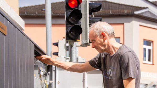 Jochen Detering ist bei der Stadt Detmold für die Verkehrslenkung zuständig und damit auch Herr über die insgesamt 96 Ampeln im Stadtgebiet. - © Raphael Bartling