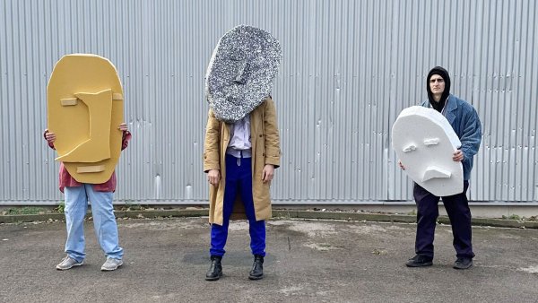 Das TheatreFragile befasst sich in seiner neuen Produktion erneut mit dem Thema Mansch und Gesellschaft - es geht um Einsamkeit in der Menge. - © TheatreFragile