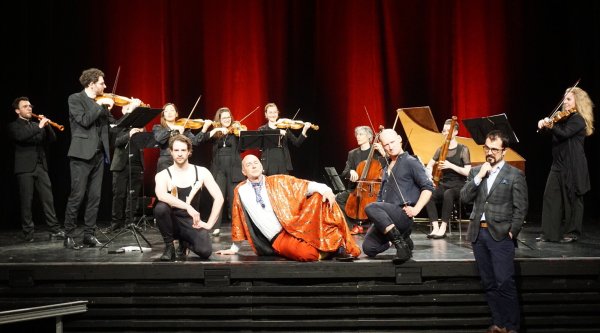 Molières Ballettkomödie „Der Bürger als Edelmann“ als Melange aus Musik und Schauspiel bot das Ensemble Boulevard Baroque zusammen mit den Schauspielern: Björn Ingmar Bosker (Tanzmeister), Andreas Torwesten (Monsieur Jourdain), Heiner Junghans (Fechtmeister), Andreas Gilger (Musikmeister/Philosoph, von links). - © Venezia Fröscher-Cifolelli