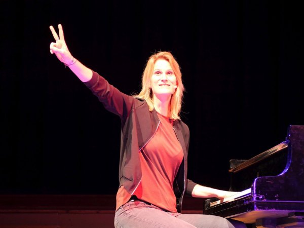 Sozialkritik mit Witz Charme und Musik. Chanson-Kabarettistin Lucy van Kuhl bringt die Dinge ironisch auf den Punkt. - © Thomas Krügler