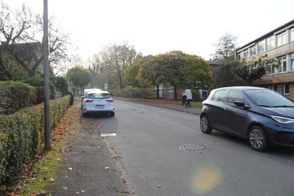 Hier an der Ewerbeckstraße gilt zu bestimmten Zeiten ein Park- und Halteverbot, damit die Busse besser durchkommen. Einige Eltern, die ihre Kinder zur Grundschule Am Schloss bringen und sie von dort abholen, halten sich aber offensichtlich nicht daran, wie ein Besuch zeigt. Ein Auto steht sogar entgegen der Fahrtrichtung. - © Nadine Uphoff