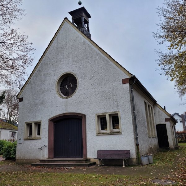 Die Friedhofskappelle muss saniert werden - die Dorfgemeinschaft möchte sie allerdings ebenfalls nutzen, also soll sie zu einem multifunktionalen Gebäude umgebaut werden. Dafür gab der Hauptausschuss eintimmig eine Empfehlung, Donnerstag entscheidet der Rat endgültig. - © Astrid Sewing