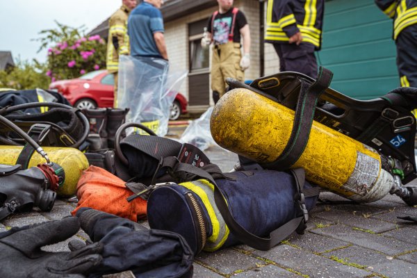 Der Pressluftatmer und die Ausrüstung der Einsatzkräfte sind nach dem Einsatz massiv mit Rußpartikeln bedeckt. Diese haben sich leider auch durch die offenen Türen im ganzen Haus verteilt. - © FreitagTV