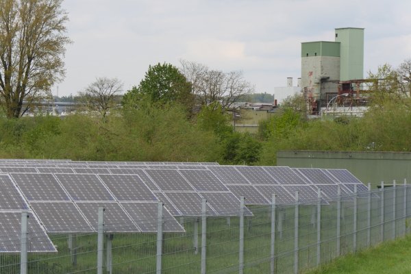 Das ehemalige Hornitex-Areal soll ein Wasserstoffsondergebiet werden. Im Hintergrund sind alte Gebäude der Industriefläche zu sehen. Im Vordergrund ein Fotovoltaik-Feld, was (nicht nur dort) erweitert werden soll, um das Gebiet komplett mit Strom zu versorgen. - © Jost Wolf