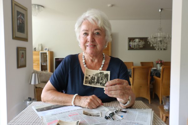 Christel Dunsche hält ein Foto, das sie selbst mit ihrem Bruder an den Externsteinen zeigt. Aus ihrer Zeit als Verschickungskind hat sie keine Fotos oder Karten mehr. - © Alexandra Schaller