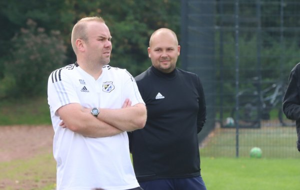 Markus Rüschenpöhler (links) geht, Dennis Wieder rückt in die erste Reihe. Künftig gibt es drei gleichberechtigte Trainer bei der SG HiHei. - © Sebastian Lucas