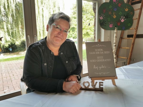Schön, dass Ihr hier seid; jetzt wird geheiratet: Anke Kluckhuhn aus Dörentrup ist Standesbeamtin mit Herz und Humor, die bereits 620 Trauungen vollzog. - © Sylvia Frevert