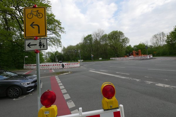 Die Baustelle sieht inzwischen zwar etwas anders aus, aber der Geh-/Radweg an der Hornschen Straße an der Einmündung zum Johannettental ist immer noch gesperrt. - © Archivfoto: Jost Wolf